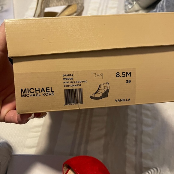 Brand new in box never used Micheal kors - Picture 3 of 5